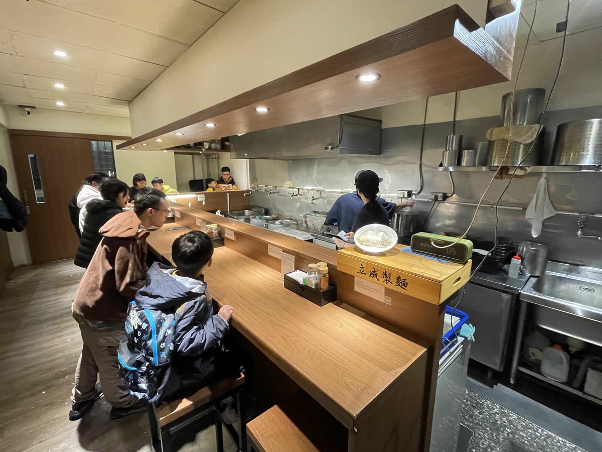 台北文山拉麵推薦｜長生塩人 辛亥店 每日熬煮八小時湯頭！靠近捷運辛亥站的人氣排隊拉麵 2026年更新版