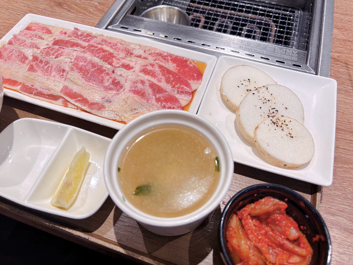 新北新店美食推薦｜焼肉LIKE 新店家樂福店萬家福 一個人也能自在吃燒肉！日本超人氣一人燒肉插旗新店 平價燒肉套餐推薦  2026年更新