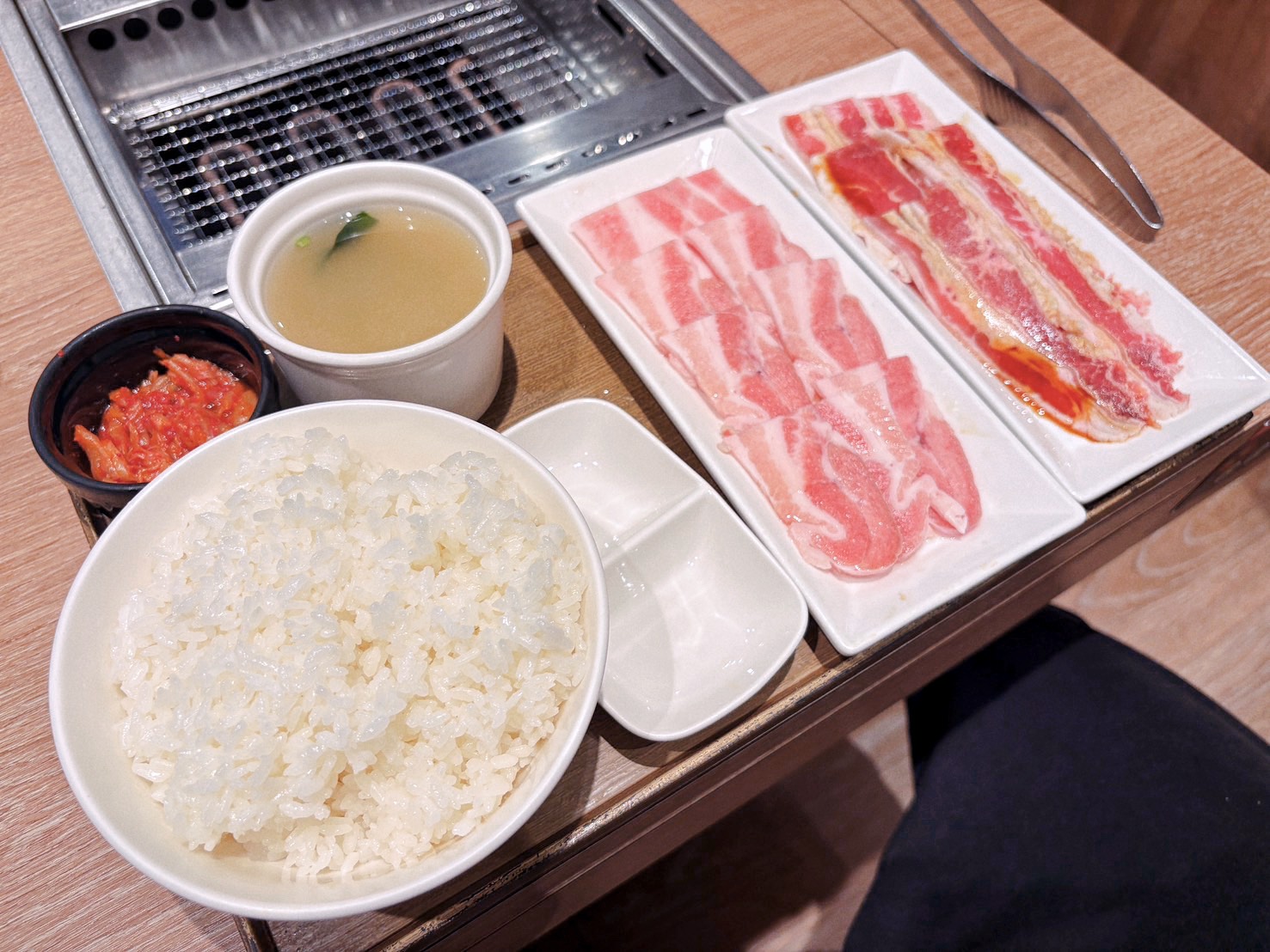 新北新店美食推薦｜焼肉LIKE 新店家樂福店萬家福 一個人也能自在吃燒肉！日本超人氣一人燒肉插旗新店 平價燒肉套餐推薦  2026年更新