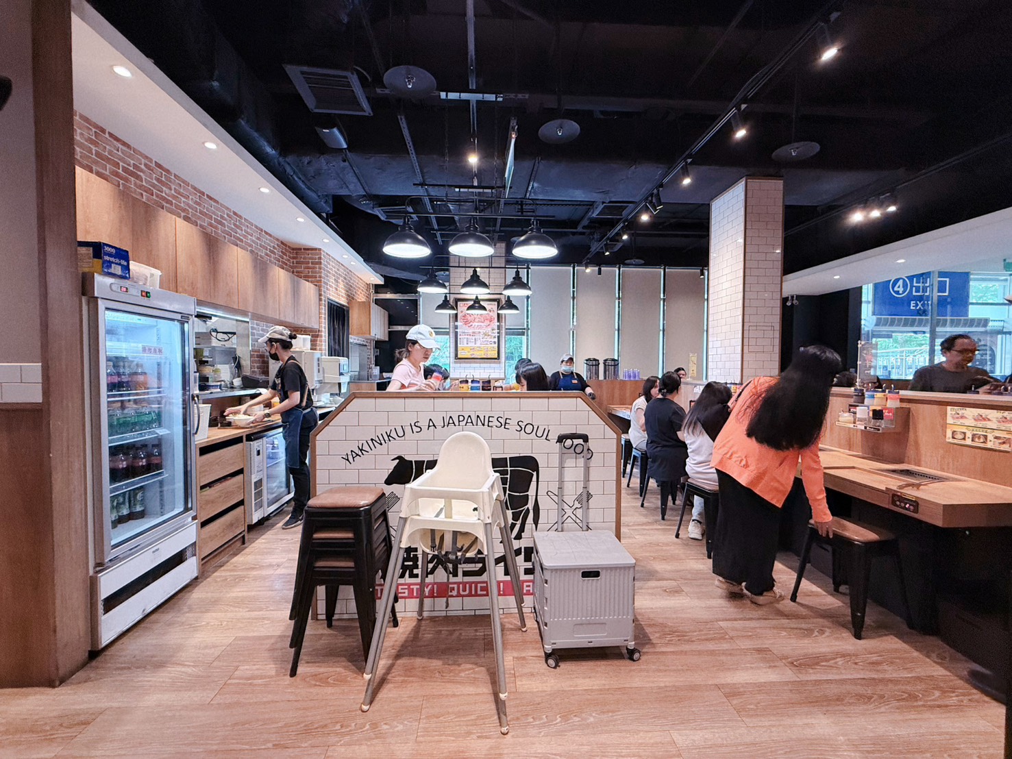 新北新店美食推薦｜焼肉LIKE 新店家樂福店萬家福 一個人也能自在吃燒肉！日本超人氣一人燒肉插旗新店 平價燒肉套餐推薦  2026年更新