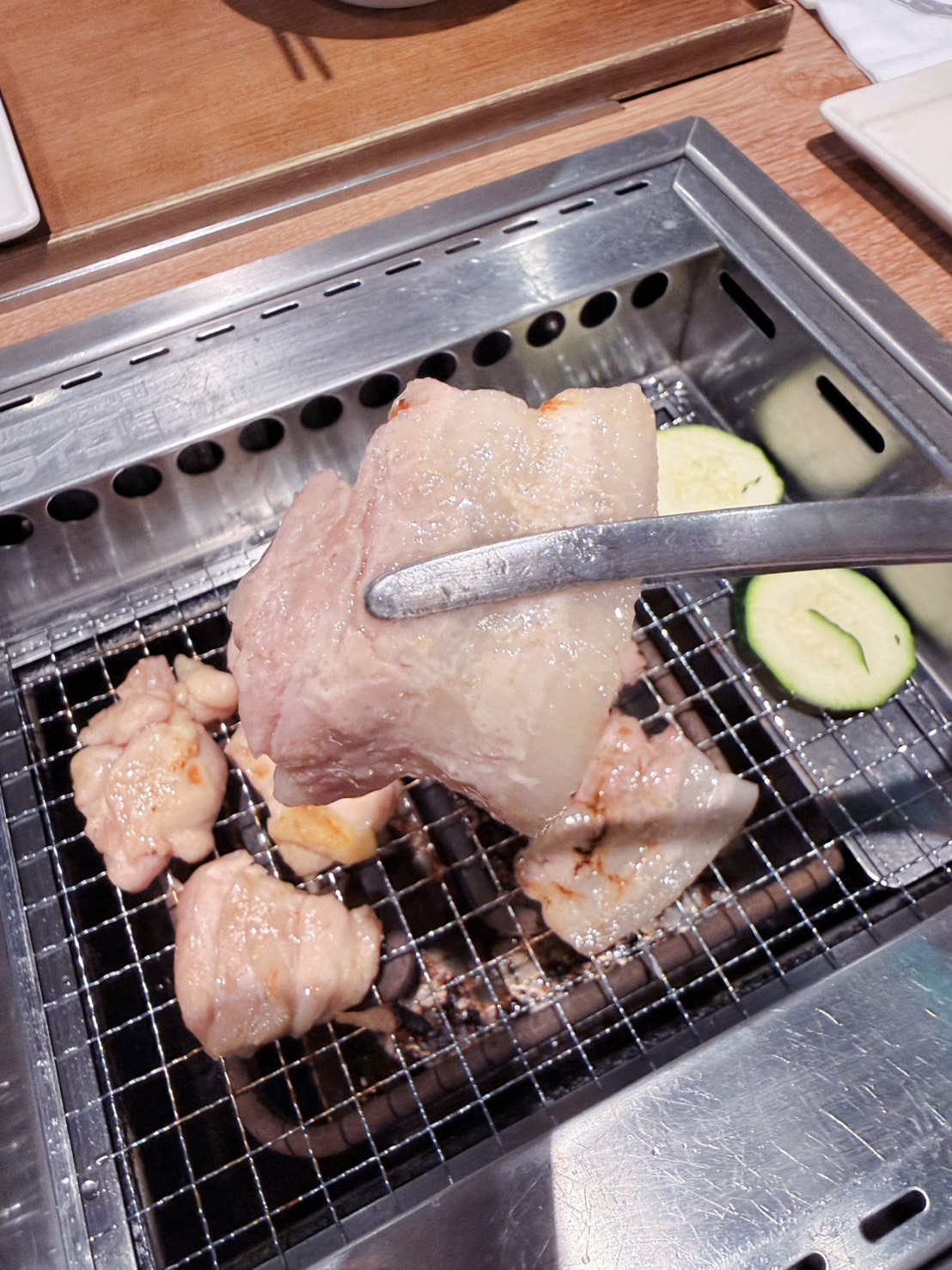 新北新店美食推薦｜焼肉LIKE 新店家樂福店萬家福 一個人也能自在吃燒肉！日本超人氣一人燒肉插旗新店 平價燒肉套餐推薦  2026年更新