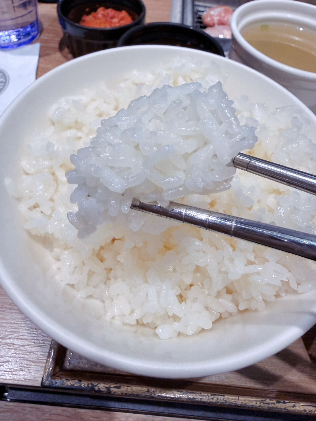 新北新店美食推薦｜焼肉LIKE 新店家樂福店萬家福 一個人也能自在吃燒肉！日本超人氣一人燒肉插旗新店 平價燒肉套餐推薦  2026年更新