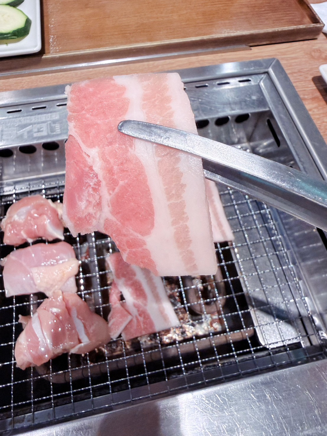 新北新店美食推薦｜焼肉LIKE 新店家樂福店萬家福 一個人也能自在吃燒肉！日本超人氣一人燒肉插旗新店 平價燒肉套餐推薦  2026年更新
