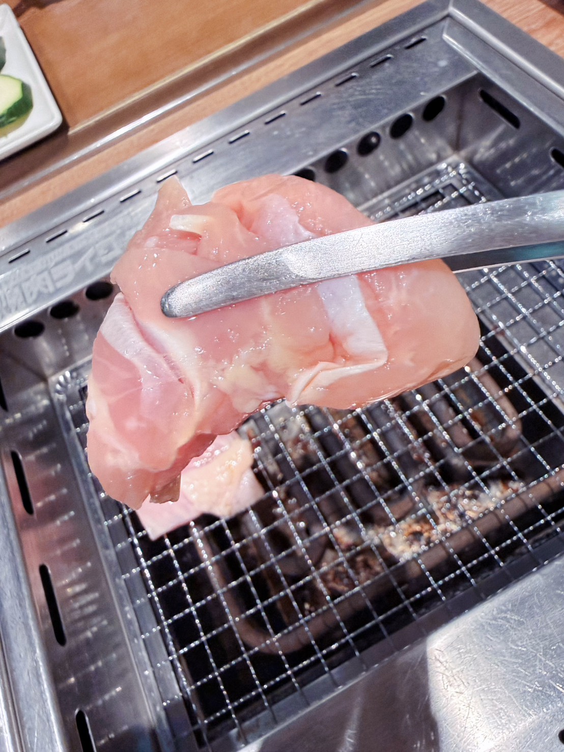 新北新店美食推薦｜焼肉LIKE 新店家樂福店萬家福 一個人也能自在吃燒肉！日本超人氣一人燒肉插旗新店 平價燒肉套餐推薦  2026年更新