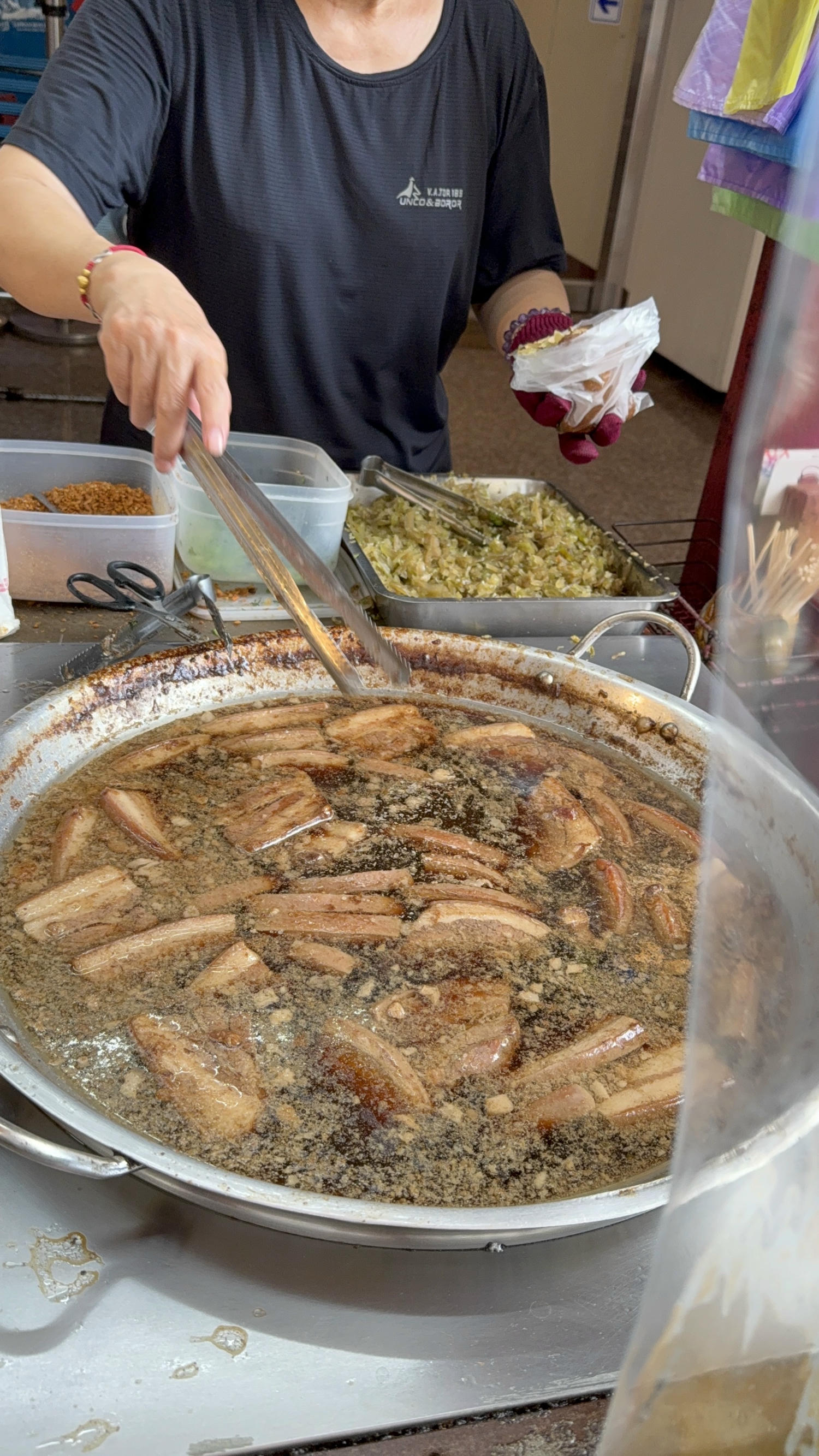 南投 魚池 日月潭 伊達邵老街人氣小吃 豆干做的刈包 超好吃！ ｜ 東東刈包