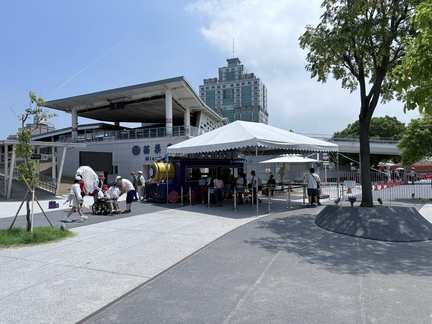 苗栗 苗栗市 很適合全家出遊的親子景點 可以預約櫓貓貓 搭乘小火車聽導覽哦!火車迷必來 |苗栗火車頭園區 - 第3張圖