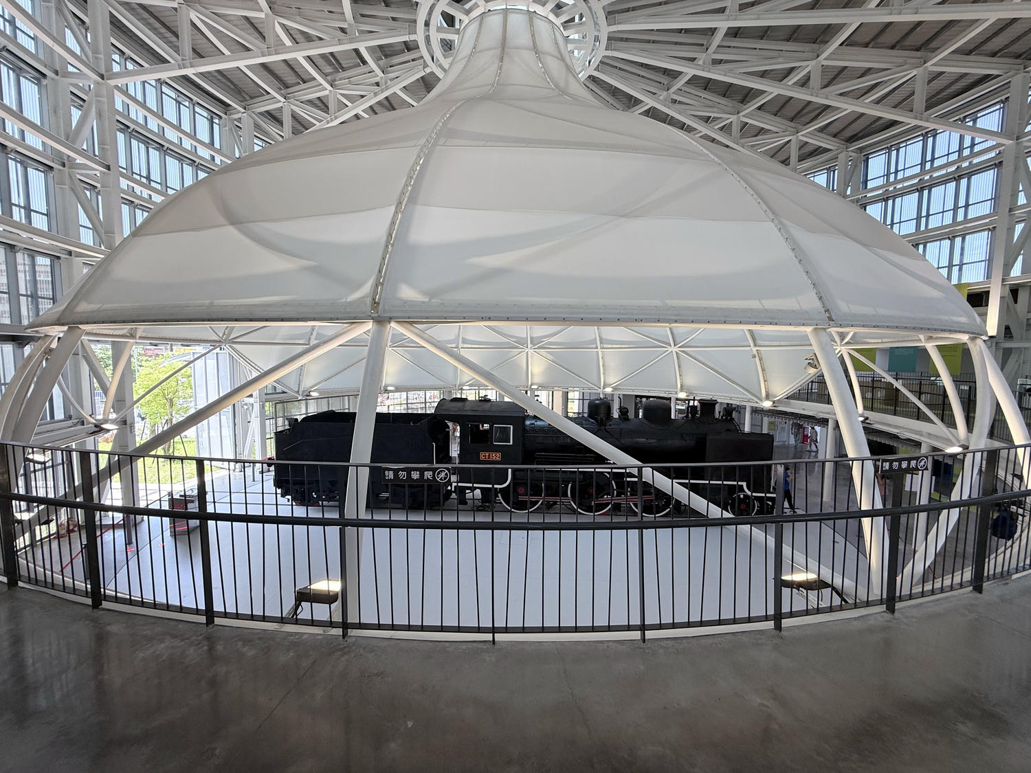 苗栗 苗栗市 很適合全家出遊的親子景點 可以預約櫓貓貓 搭乘小火車聽導覽哦!火車迷必來 |苗栗火車頭園區 - 第26張圖