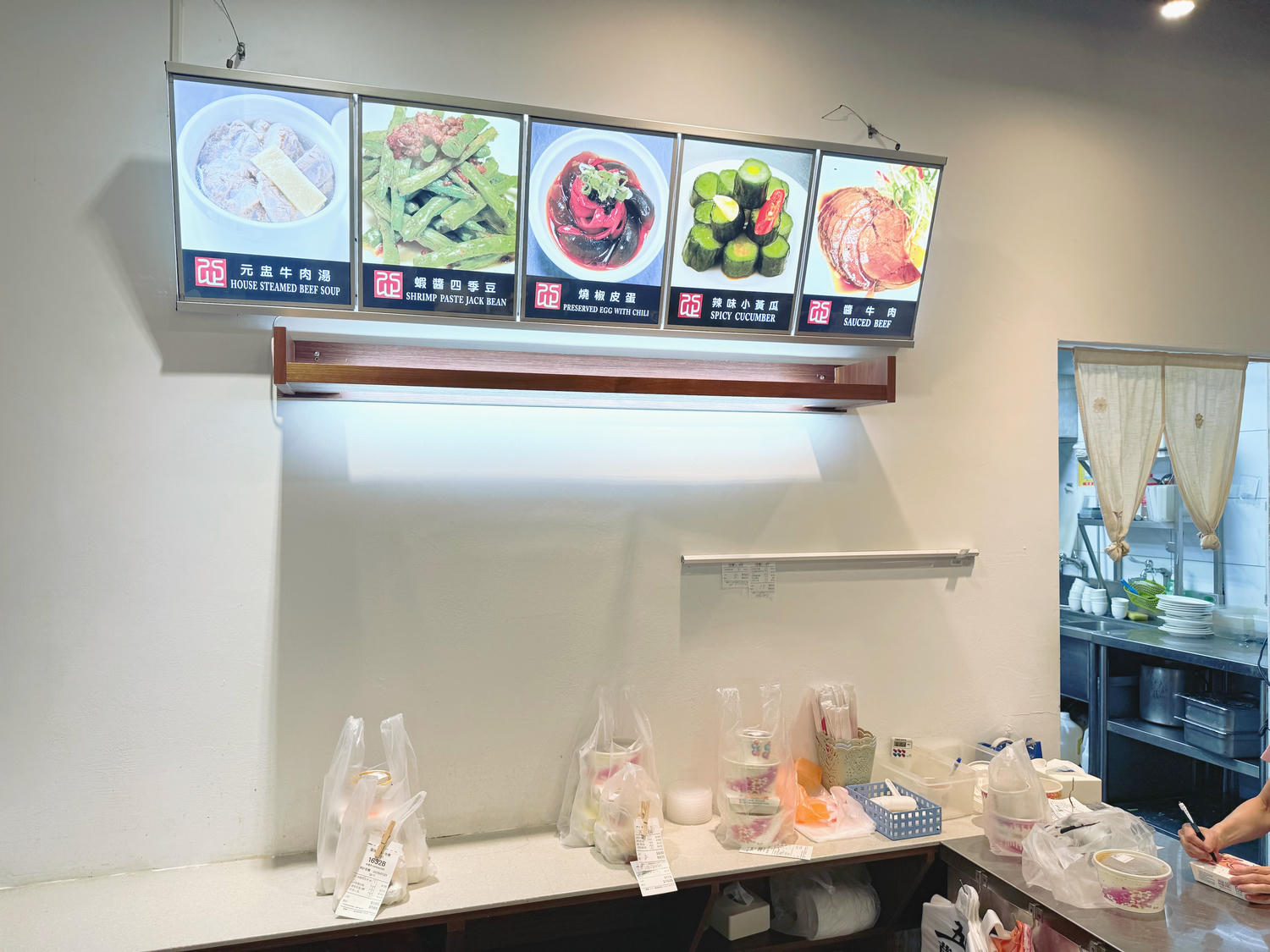 台北 中正 古亭捷運站美食 平價鼎泰豐等級美味 必點酸辣湯、芋泥球 ｜五草車中華食館 南昌店