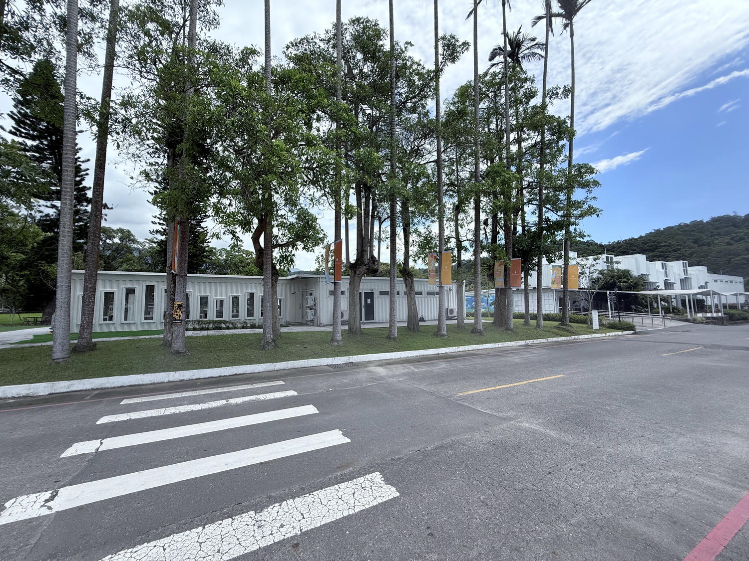 宜蘭 礁溪 親子散步、租借騎車欣賞美麗湖景 還有必拍白色貨櫃屋  ｜ Herbelle龍潭湖畔悠活園區、龍潭湖環湖步道、龍潭湖公園