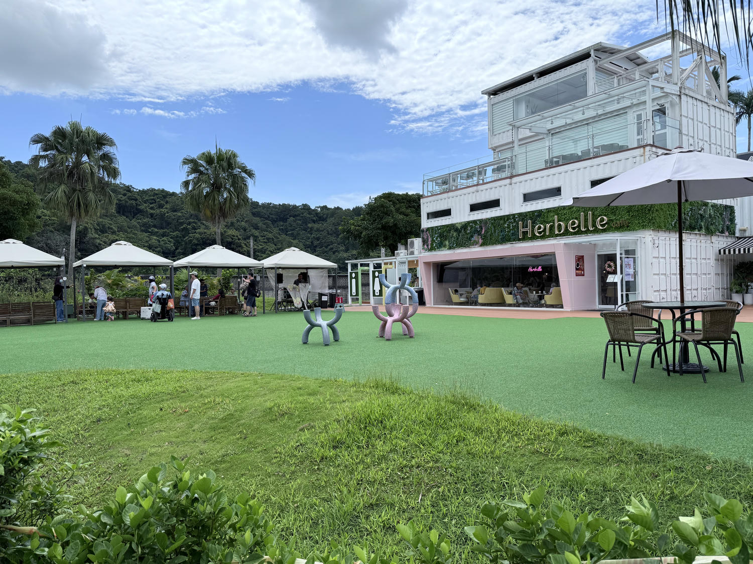 宜蘭 礁溪 親子散步、租借騎車欣賞美麗湖景 還有必拍白色貨櫃屋  ｜ Herbelle龍潭湖畔悠活園區、龍潭湖環湖步道、龍潭湖公園