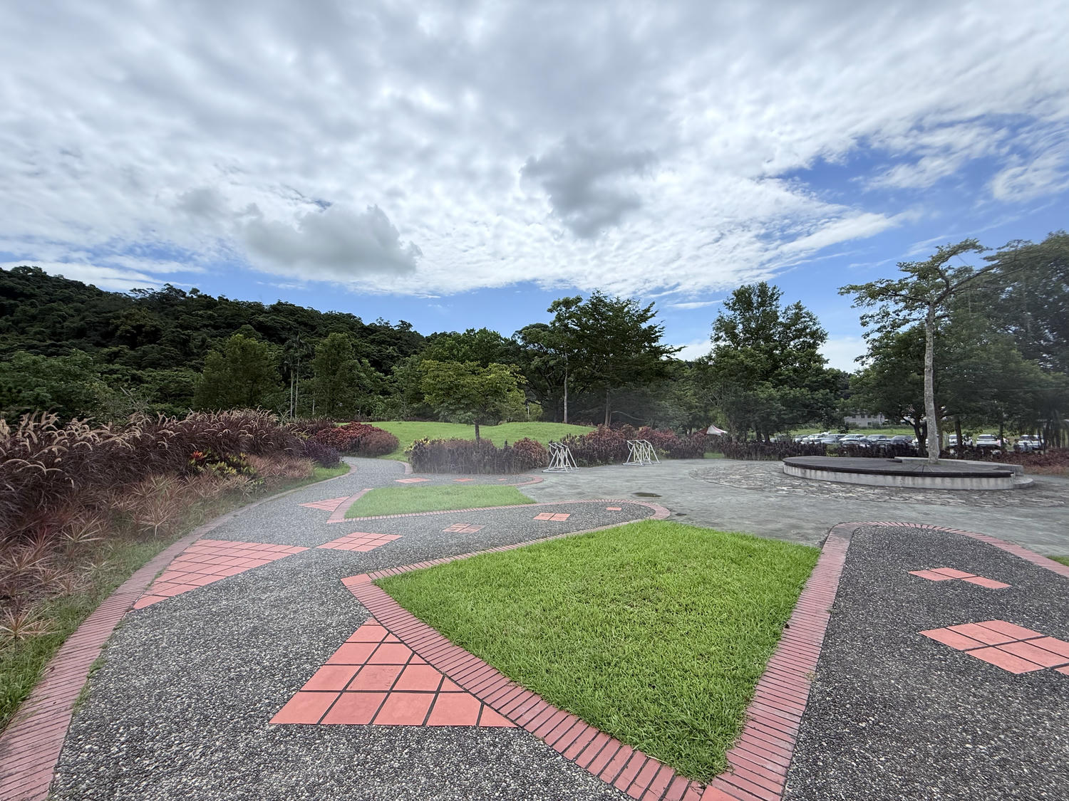 宜蘭 礁溪 親子散步、租借騎車欣賞美麗湖景 還有必拍白色貨櫃屋  ｜ Herbelle龍潭湖畔悠活園區、龍潭湖環湖步道、龍潭湖公園