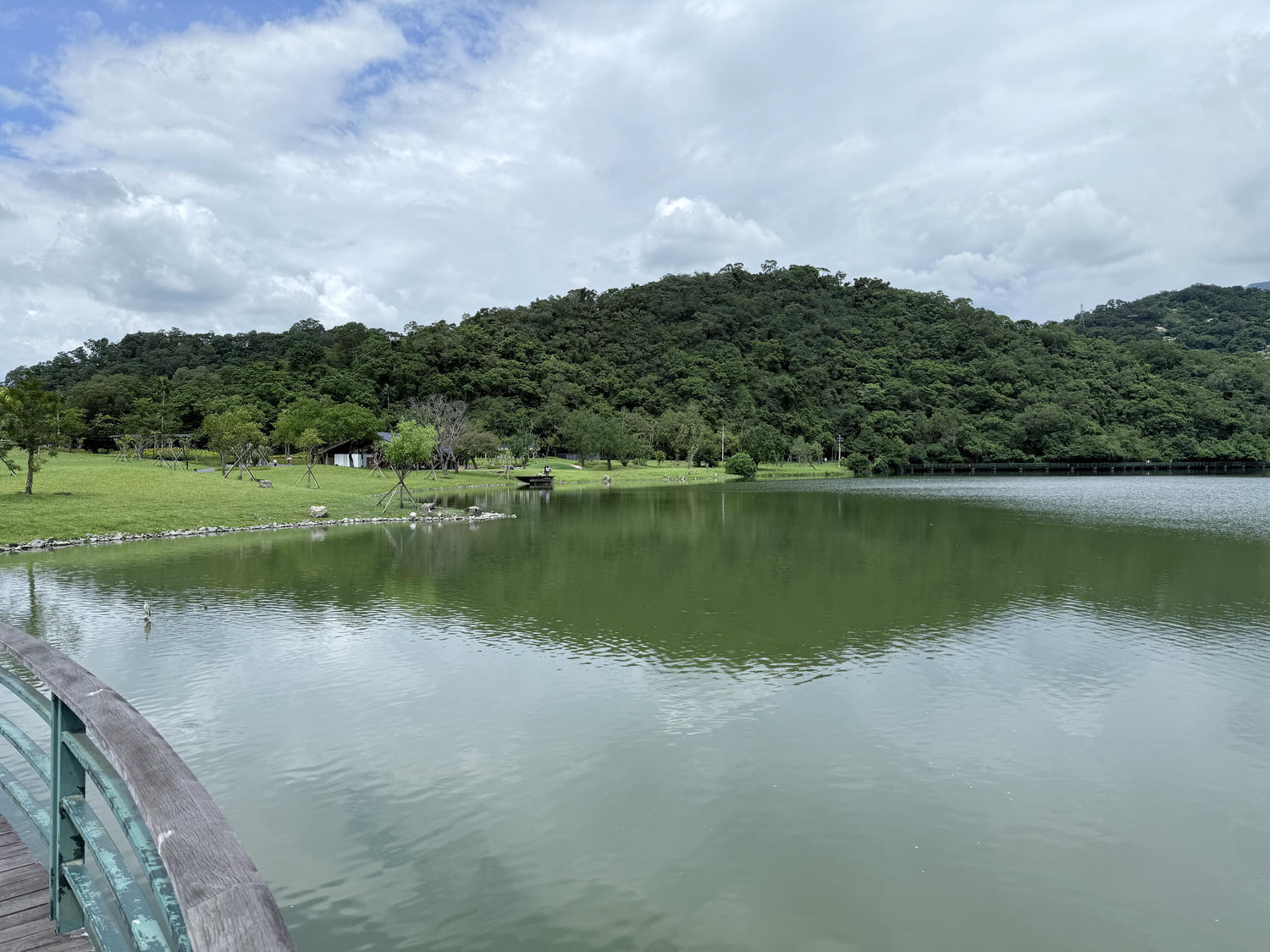 宜蘭 礁溪 親子散步、租借騎車欣賞美麗湖景 還有必拍白色貨櫃屋  ｜ Herbelle龍潭湖畔悠活園區、龍潭湖環湖步道、龍潭湖公園