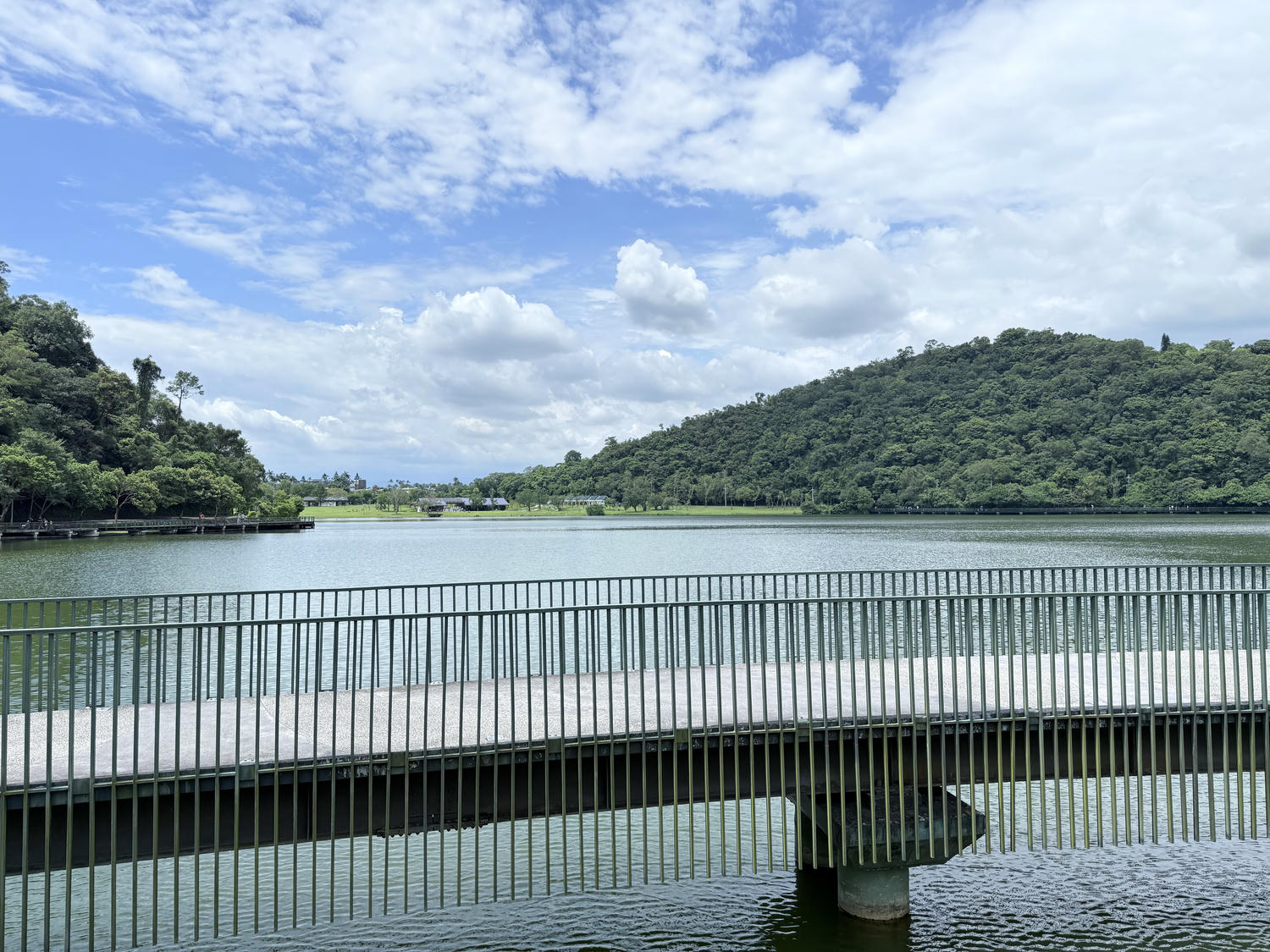 宜蘭 礁溪 親子散步、租借騎車欣賞美麗湖景 還有必拍白色貨櫃屋  ｜ Herbelle龍潭湖畔悠活園區、龍潭湖環湖步道、龍潭湖公園