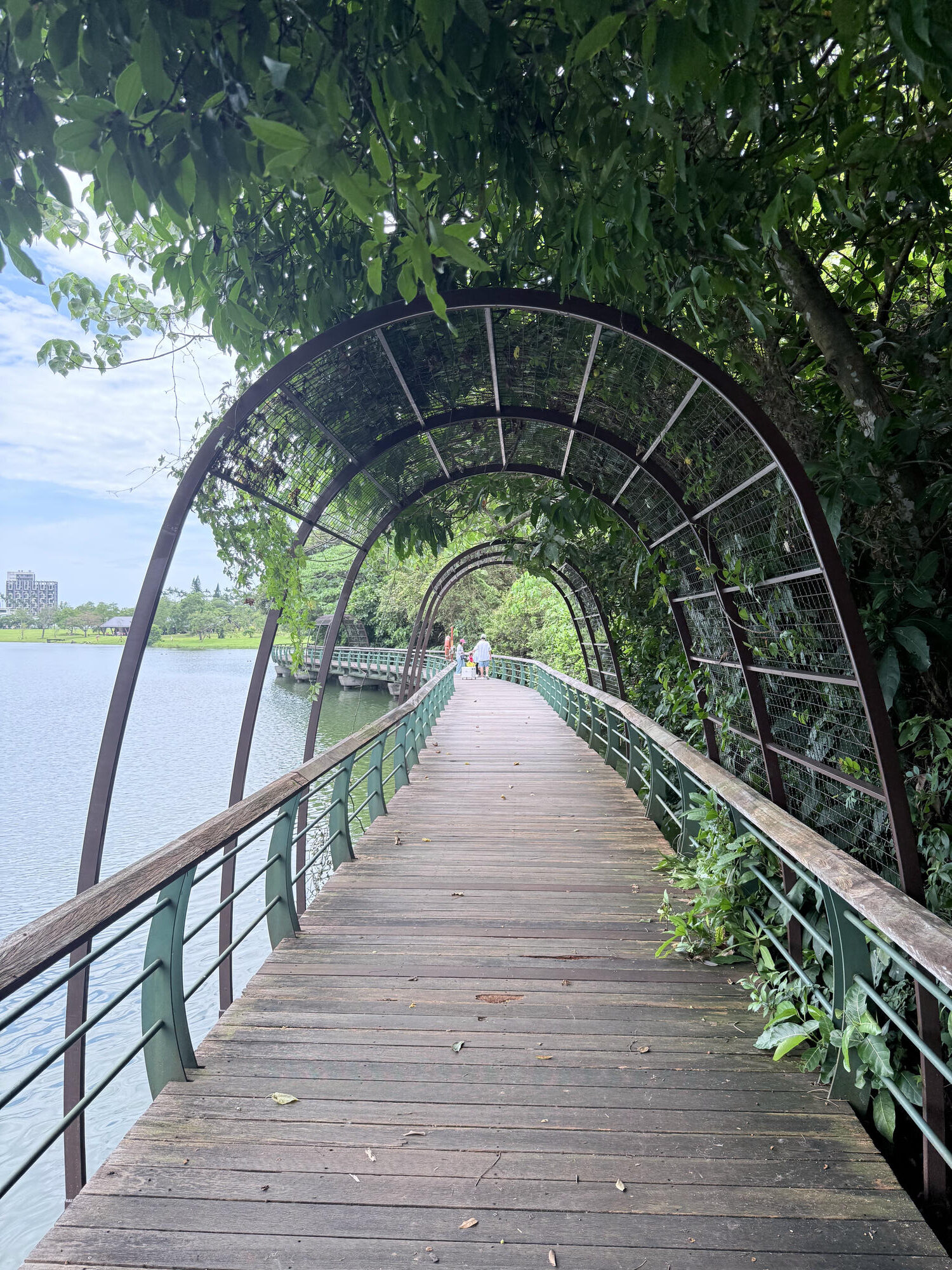 宜蘭 礁溪 親子散步、租借騎車欣賞美麗湖景 還有必拍白色貨櫃屋  ｜ Herbelle龍潭湖畔悠活園區、龍潭湖環湖步道、龍潭湖公園