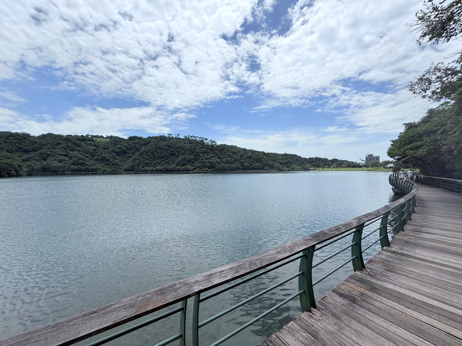 宜蘭 礁溪 親子散步、租借騎車欣賞美麗湖景 還有必拍白色貨櫃屋  ｜ Herbelle龍潭湖畔悠活園區、龍潭湖環湖步道、龍潭湖公園
