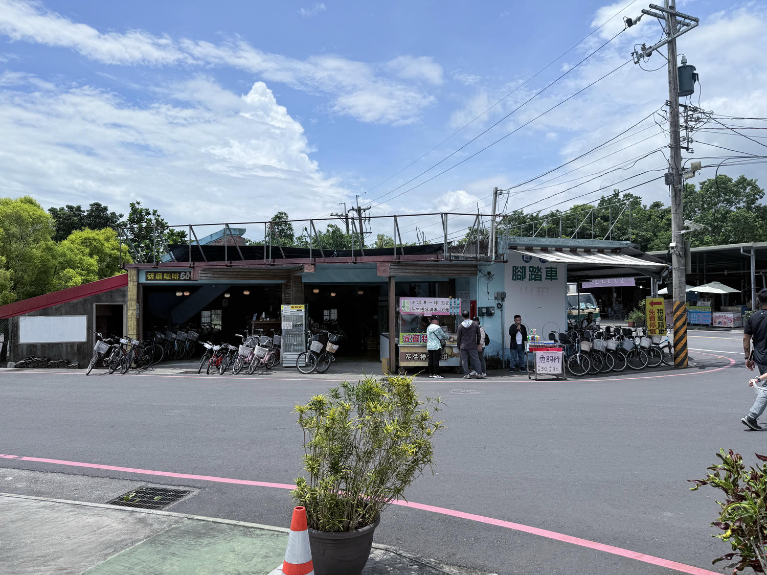 宜蘭 礁溪 親子散步、租借騎車欣賞美麗湖景 還有必拍白色貨櫃屋  ｜ Herbelle龍潭湖畔悠活園區、龍潭湖環湖步道、龍潭湖公園