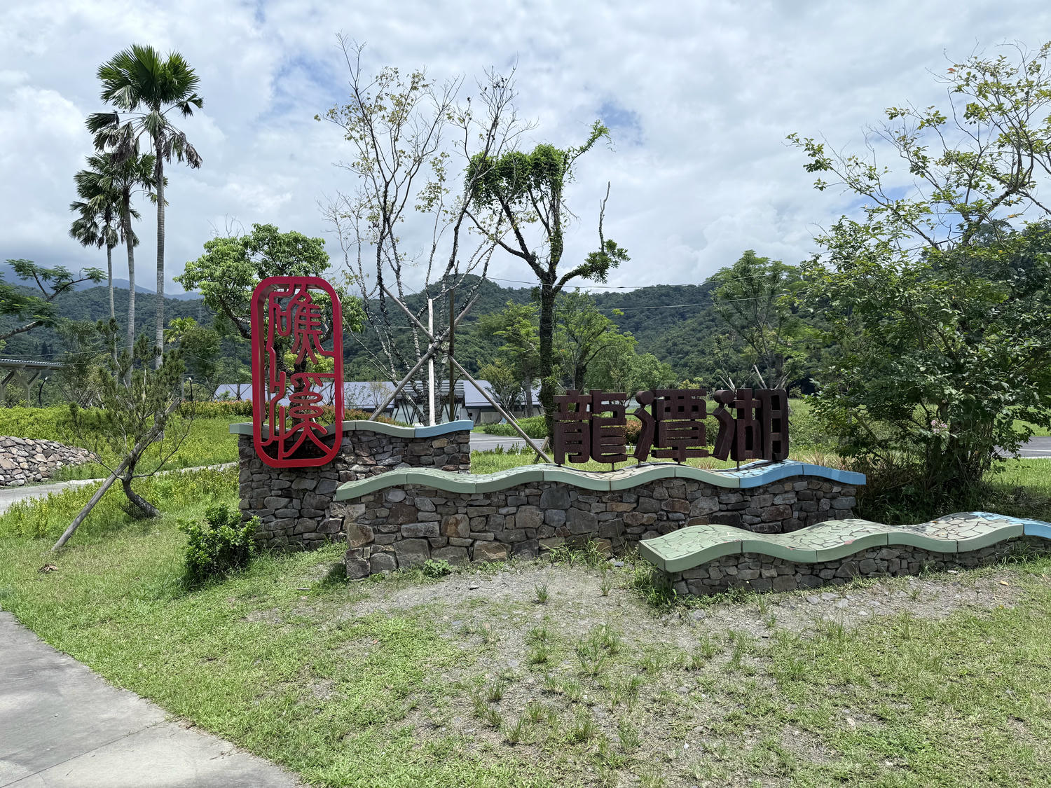 宜蘭 礁溪 親子散步、租借騎車欣賞美麗湖景 還有必拍白色貨櫃屋  ｜ Herbelle龍潭湖畔悠活園區、龍潭湖環湖步道、龍潭湖公園