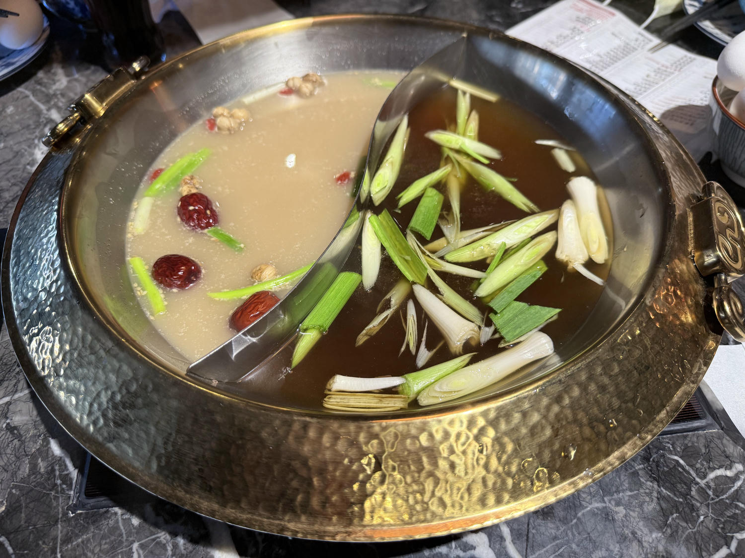 台北 中山 松江南京站火鍋吃到飽 推薦魷魚螺肉蒜湯底必點 120分無限放題｜ 石撈麻辣鴛鴦鍋