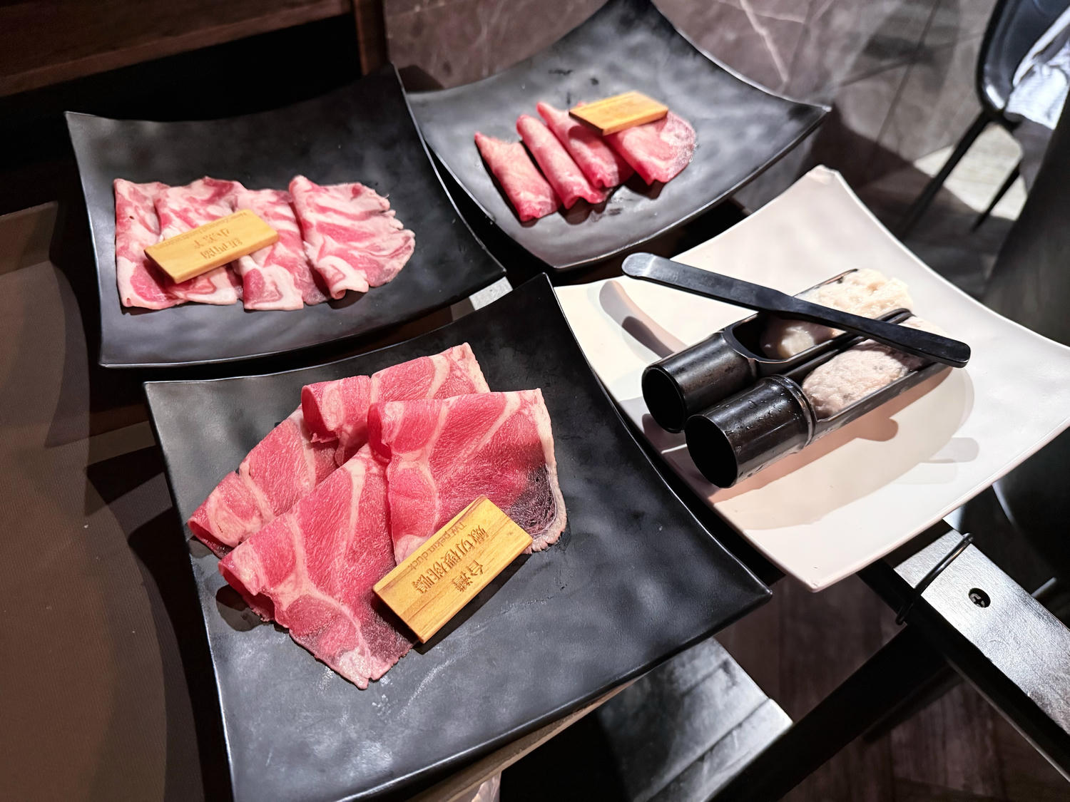 台北 中山 松江南京站火鍋吃到飽 推薦魷魚螺肉蒜湯底必點 120分無限放題｜ 石撈麻辣鴛鴦鍋