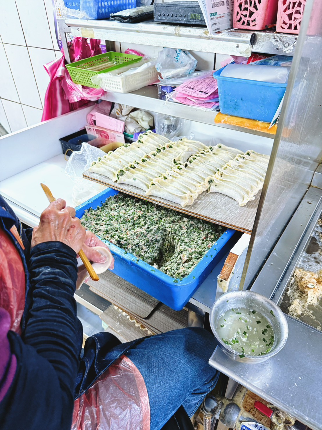 台北 萬華 西門萬年大樓地下美食街經營超過50年的美味鍋貼、排骨飯也好吃｜店小二