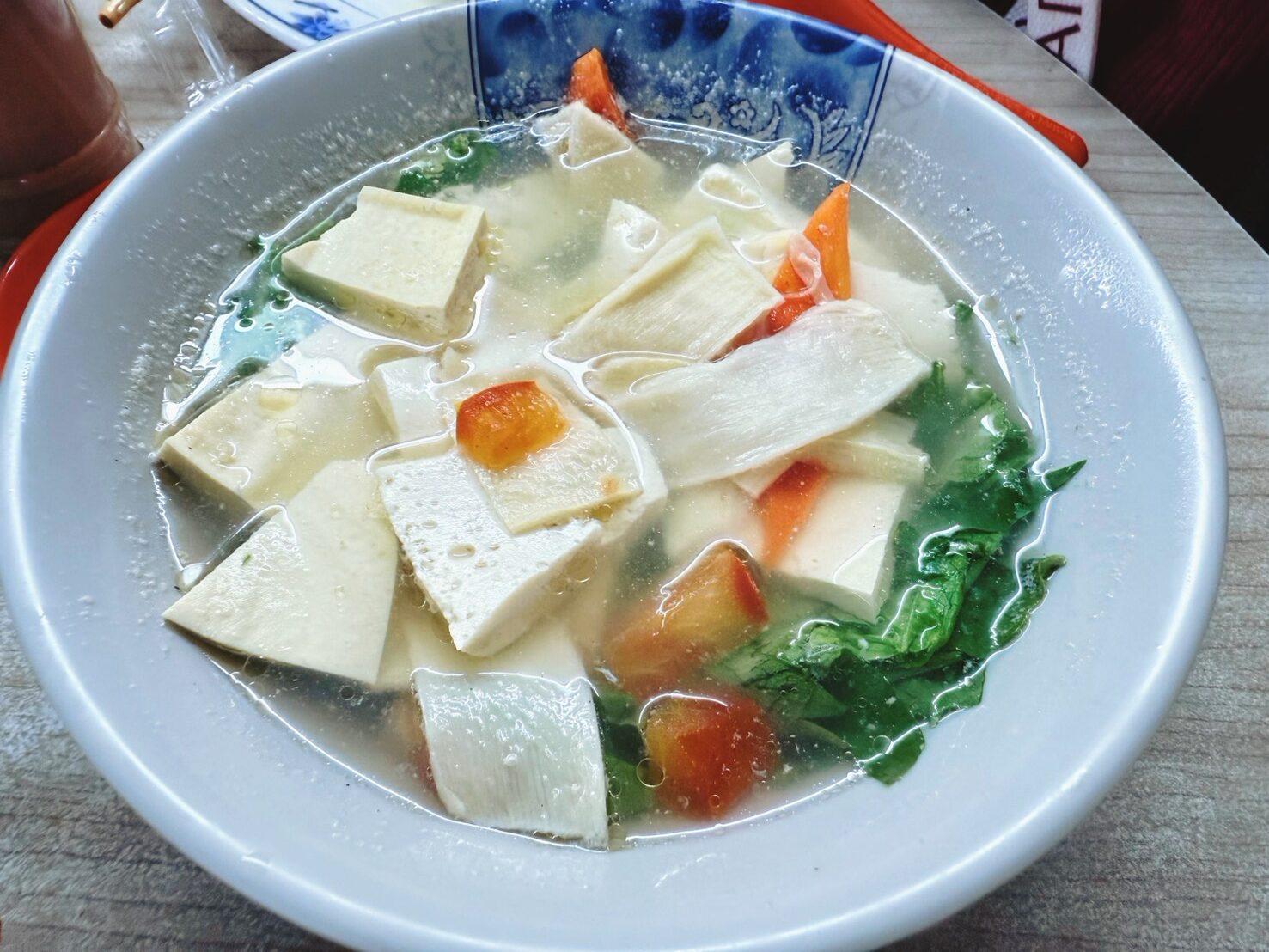 台北 萬華 西門萬年大樓地下美食街經營超過50年的美味鍋貼、排骨飯也好吃｜店小二