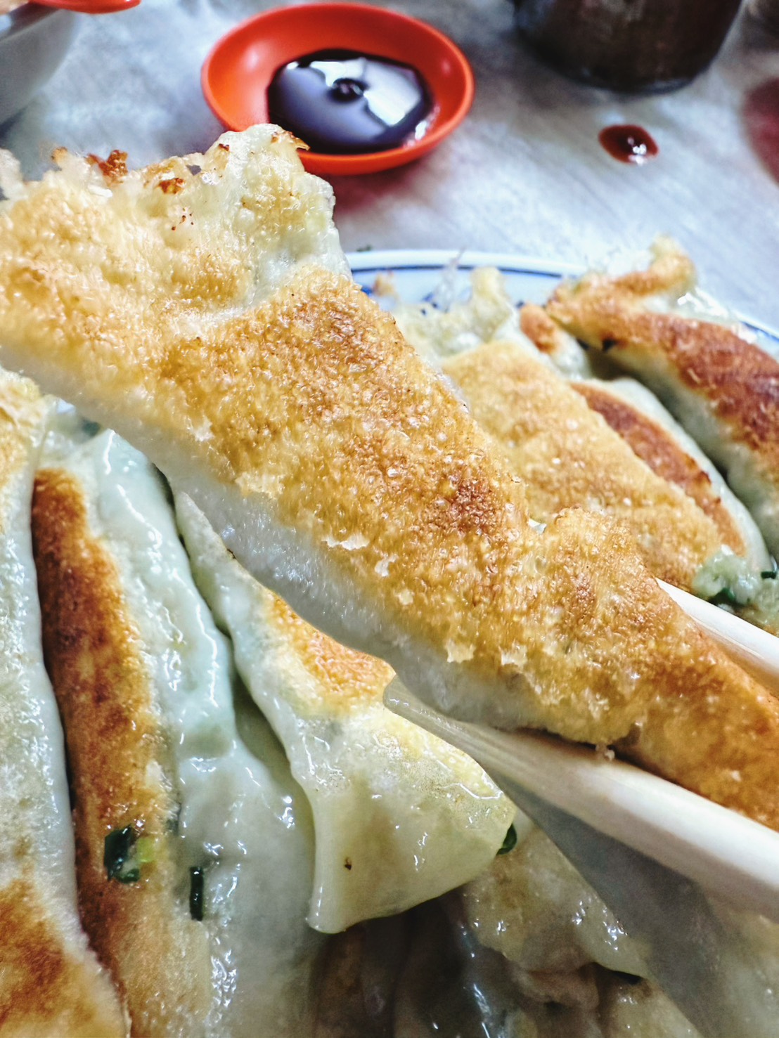 台北 萬華 西門萬年大樓地下美食街經營超過50年的美味鍋貼、排骨飯也好吃｜店小二