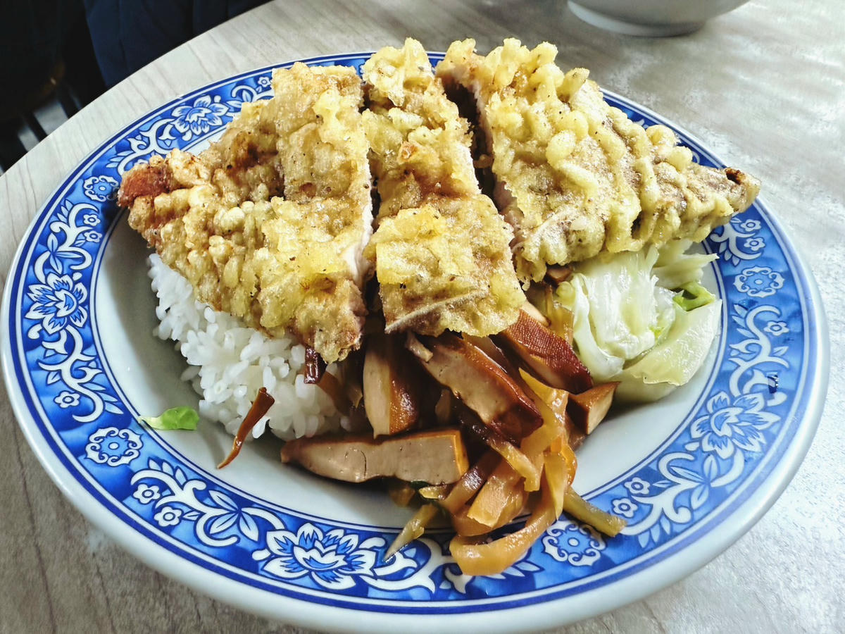 台北 萬華 西門萬年大樓地下美食街經營超過50年的美味鍋貼、排骨飯也好吃｜店小二