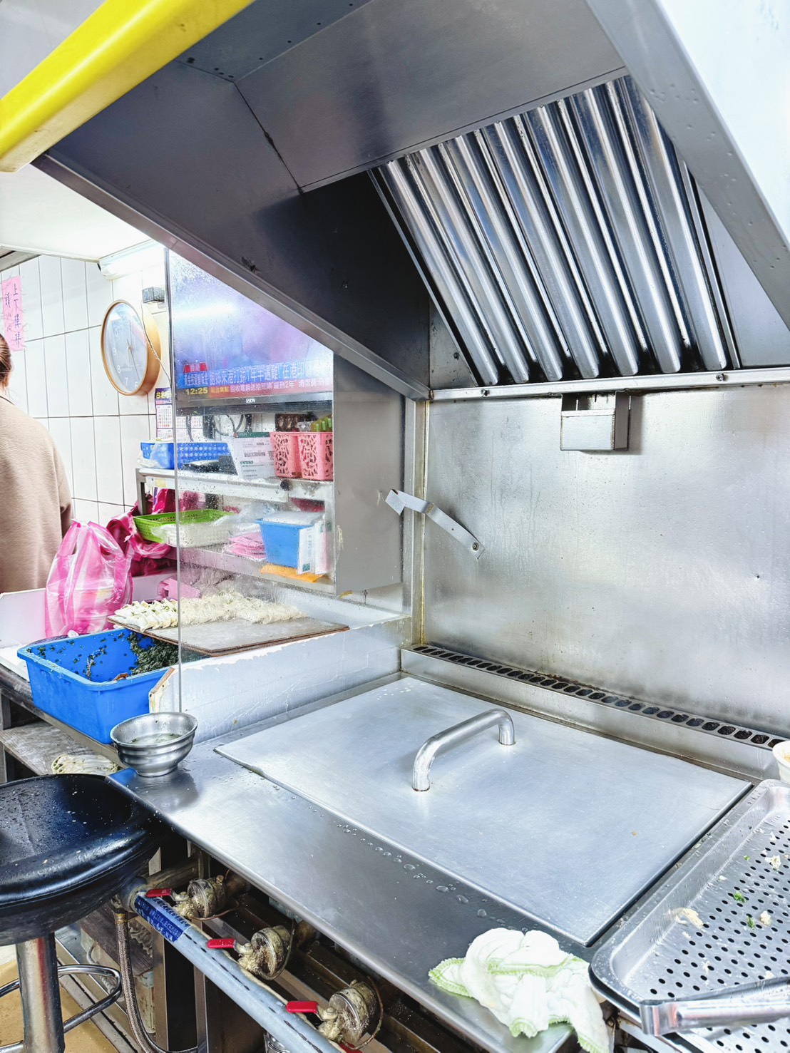 台北 萬華 西門萬年大樓地下美食街經營超過50年的美味鍋貼、排骨飯也好吃｜店小二