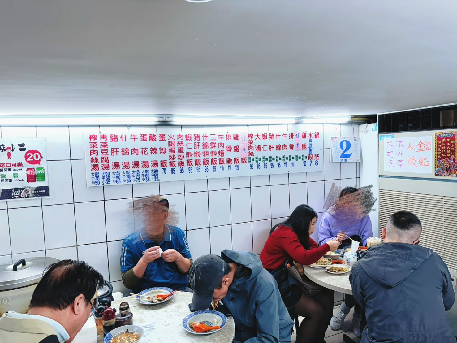 台北 萬華 西門萬年大樓地下美食街經營超過50年的美味鍋貼、排骨飯也好吃｜店小二