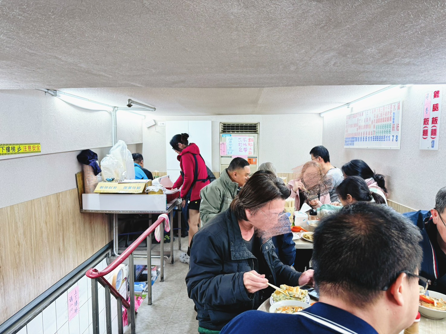 台北 萬華 西門萬年大樓地下美食街經營超過50年的美味鍋貼、排骨飯也好吃｜店小二