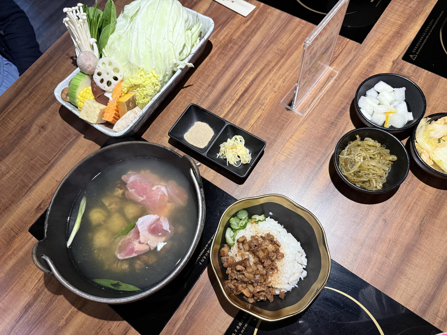 新北 新店 飲品手搖飲才是本體的精緻火鍋店 | 瘋一鍋飲茶鍋物 新店誠品店 - 第12張圖 新北 新店 飲品手搖飲才是本體的精緻火鍋店 | 瘋一鍋飲茶鍋物 新店誠品店