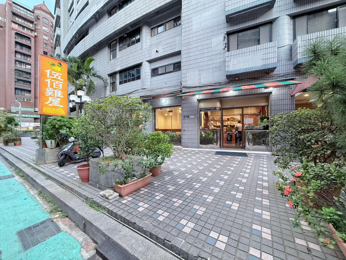 台北 大安 東區巷弄美食 國父紀念館美食 500盤得獎店家 銷魂白切雞、白切肉必吃 | 伍佰雞屋 - 第1張圖 台北 大安 東區巷弄美食 國父紀念館美食 500盤得獎店家 銷魂白切雞、白切肉必吃 | 伍佰雞屋