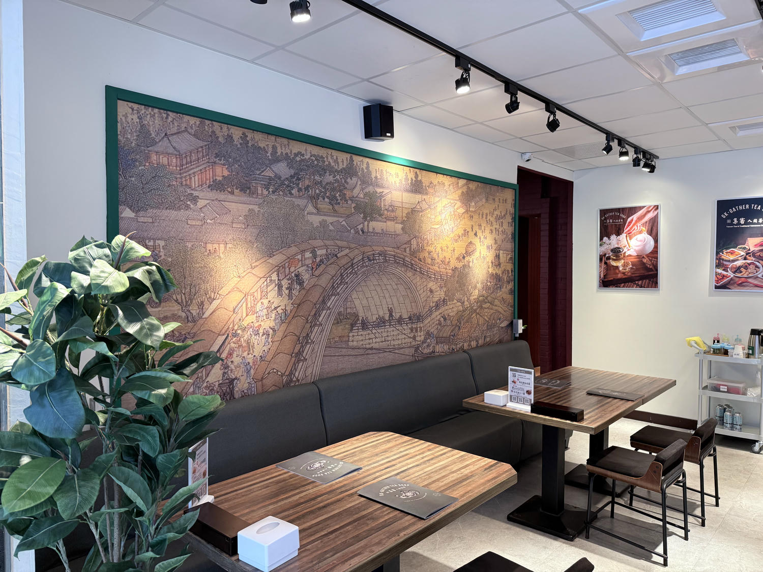 新北 新店 新式質感簡餐店、飲料店 適合三五好友聚會 還可以餵魚 |集客人間茶館 大坪林店 - 第3張圖 新北 新店 新式質感簡餐店、飲料店 適合三五好友聚會 還可以餵魚 |集客人間茶館 大坪林店