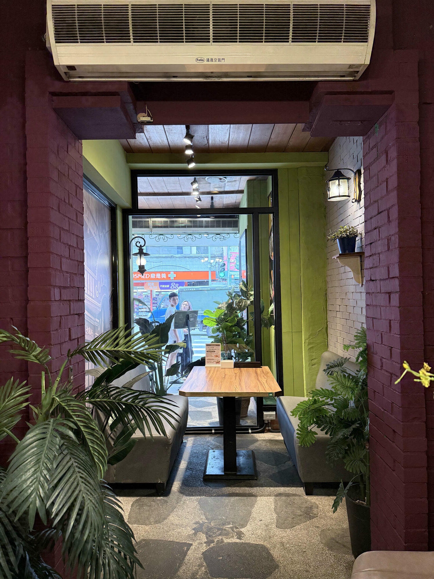 新北 新店 新式質感簡餐店、飲料店 適合三五好友聚會 還可以餵魚 |集客人間茶館 大坪林店 - 第5張圖 新北 新店 新式質感簡餐店、飲料店 適合三五好友聚會 還可以餵魚 |集客人間茶館 大坪林店
