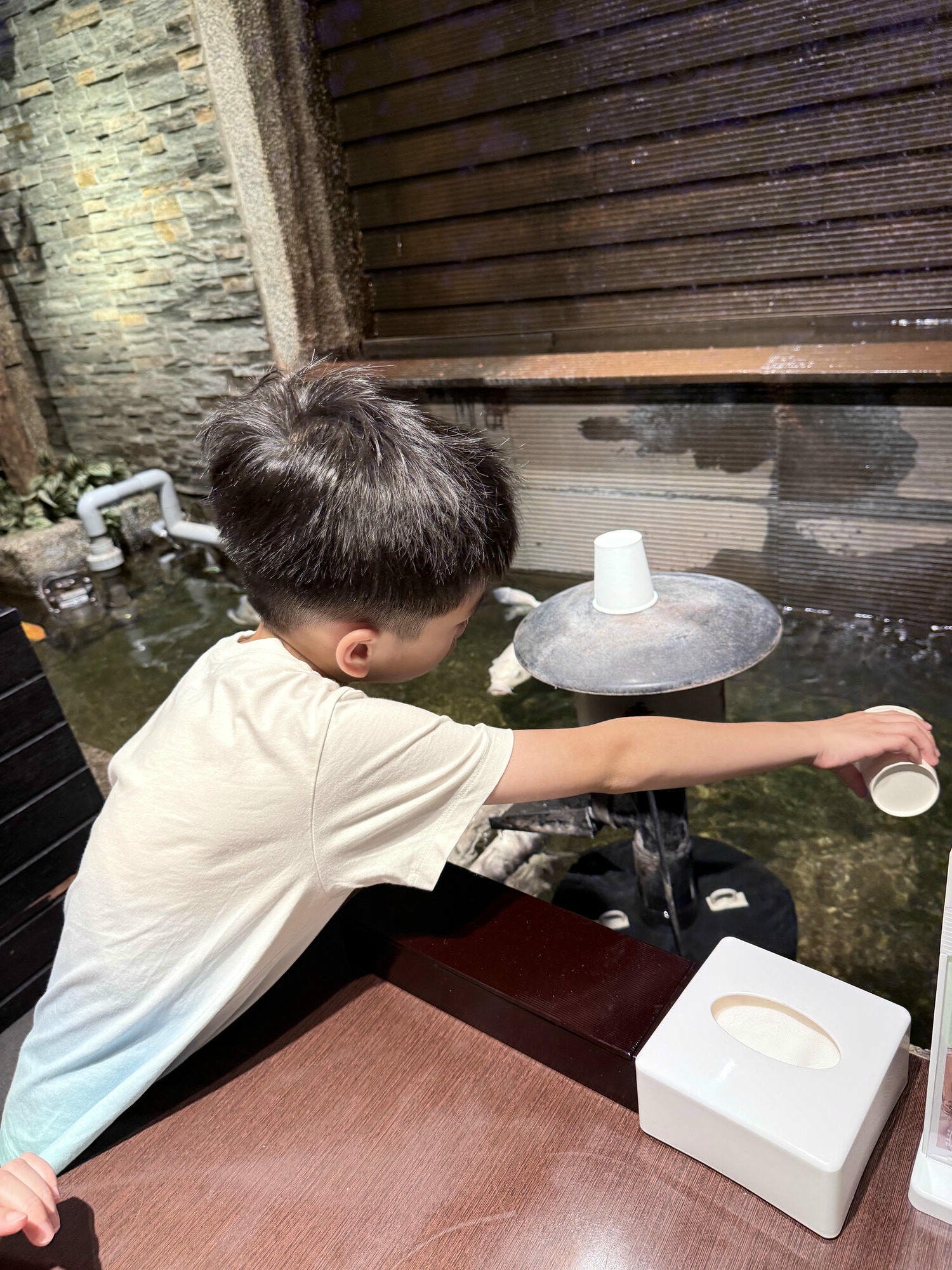 新北 新店 新式質感簡餐店、飲料店 適合三五好友聚會 還可以餵魚 |集客人間茶館 大坪林店 - 第11張圖 新北 新店 新式質感簡餐店、飲料店 適合三五好友聚會 還可以餵魚 |集客人間茶館 大坪林店