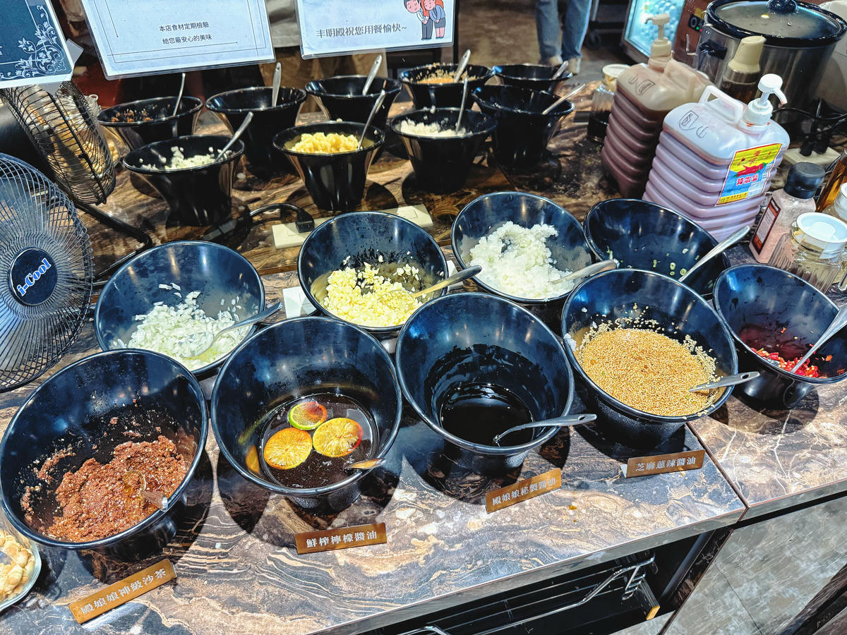台北 大同 圓山站美食 聚餐首選 富麗堂皇的豪華涮涮鍋 手工拉麵拌沙茶簡直一絕 |丰明殿圓山店 - 第10張圖 台北 大同 圓山站美食 聚餐首選 富麗堂皇的豪華涮涮鍋 手工拉麵拌沙茶簡直一絕 |丰明殿圓山店