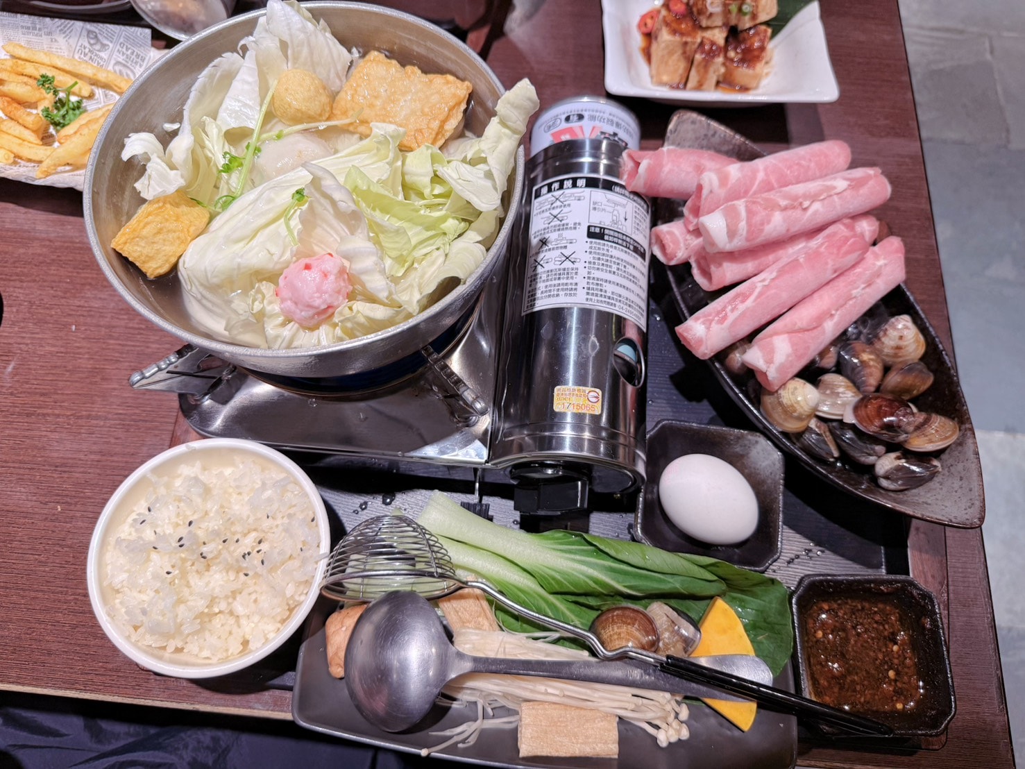 新北 新店 新式質感簡餐店、飲料店 適合三五好友聚會 還可以餵魚 |集客人間茶館 大坪林店 - 第16張圖 新北 新店 新式質感簡餐店、飲料店 適合三五好友聚會 還可以餵魚 |集客人間茶館 大坪林店