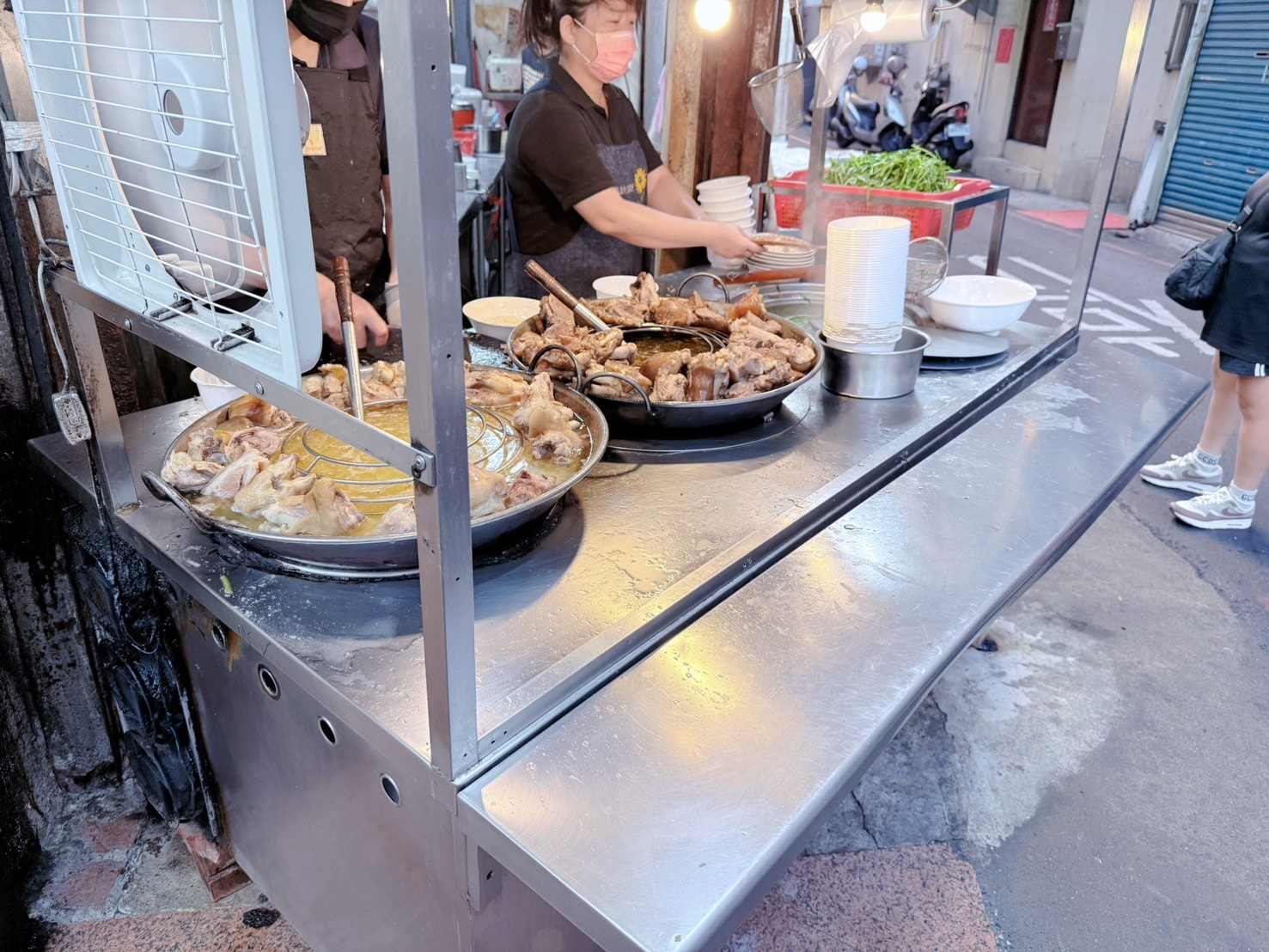 新竹 北區 城隍廟美食 老字號豬腳專家 豬腳Q彈好滋味 豬腳控必衝|老黃豬腳大王 (近新竹福華大飯店) - 第3張圖 新竹 北區 城隍廟美食 老字號豬腳專家 豬腳Q彈好滋味 豬腳控必衝|老黃豬腳大王 (近新竹福華大飯店)
