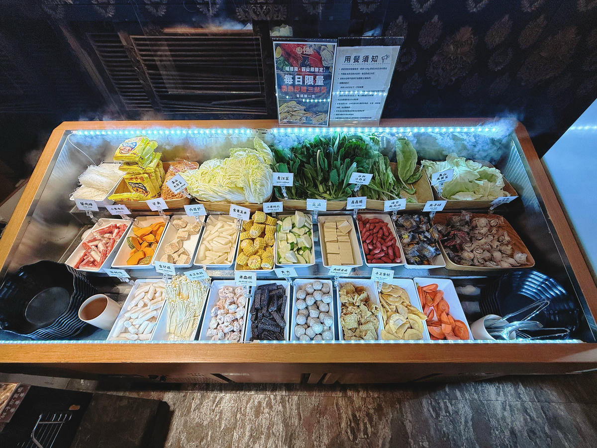 台北 大同 圓山站美食 聚餐首選 富麗堂皇的豪華涮涮鍋 手工拉麵拌沙茶簡直一絕 ｜丰明殿圓山店