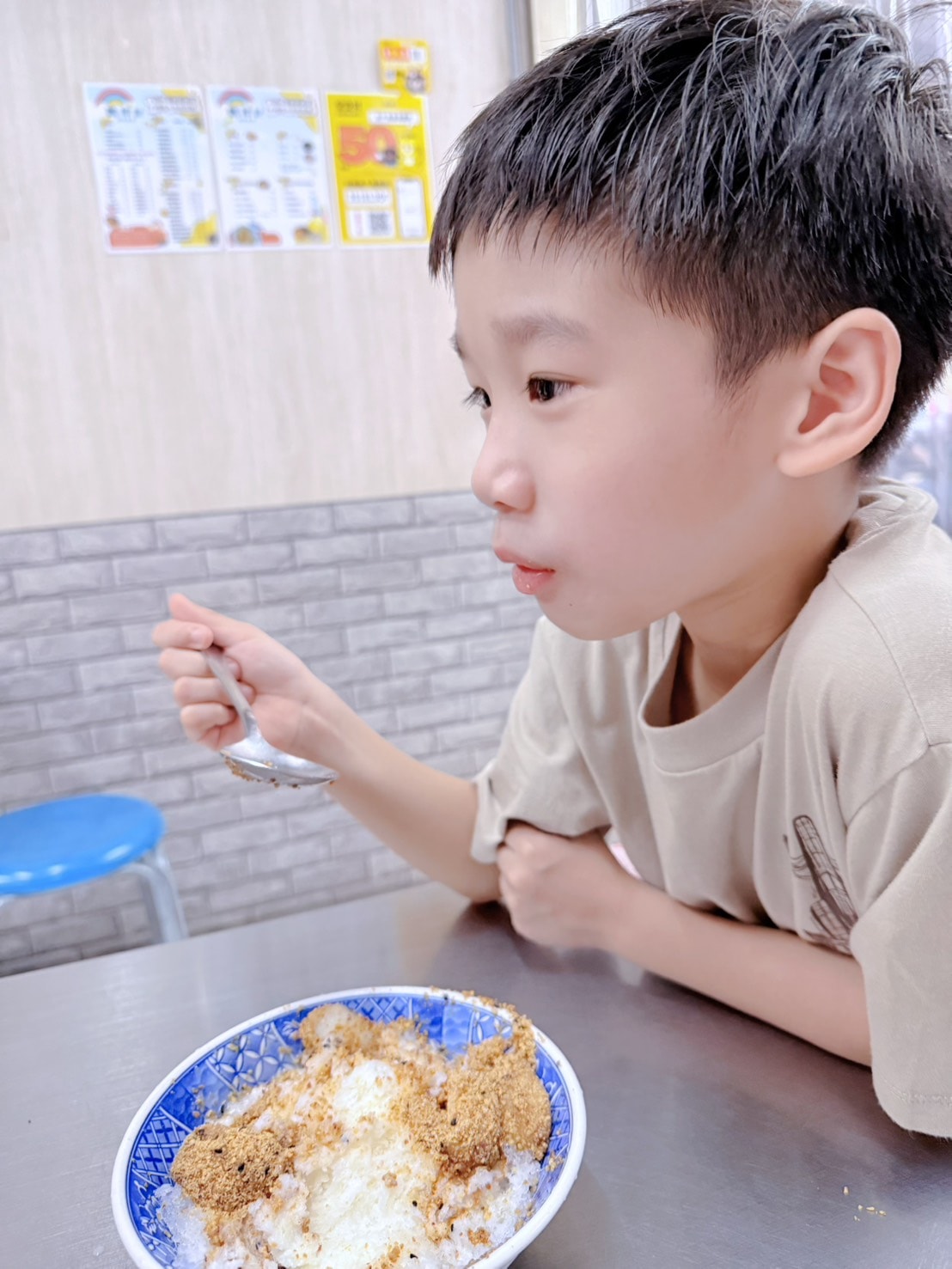 台北 大同 大橋頭站延三夜市必吃！熱騰騰軟Q花生麻糬冰 傳承三代的超人氣古早味甜點 ｜魏祥記純糖麻糬