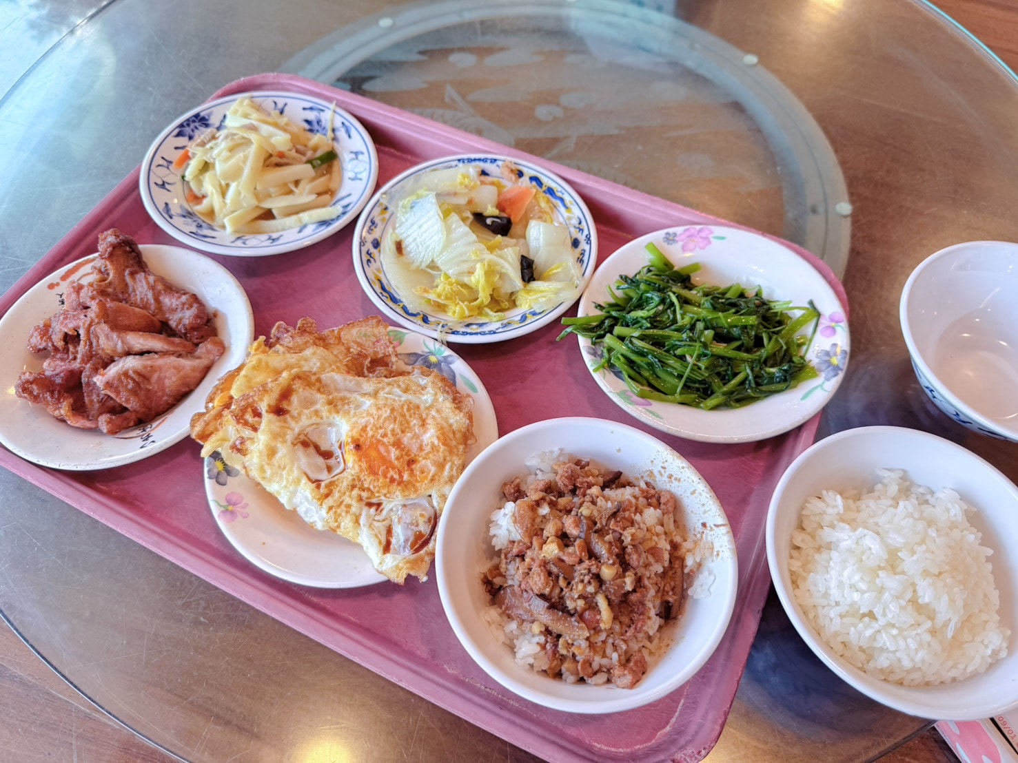台北中山區 圓山花博周邊美食 創辦人堅持一生的魯肉飯 邊用餐還能欣賞飛機 ｜丸林魯肉飯