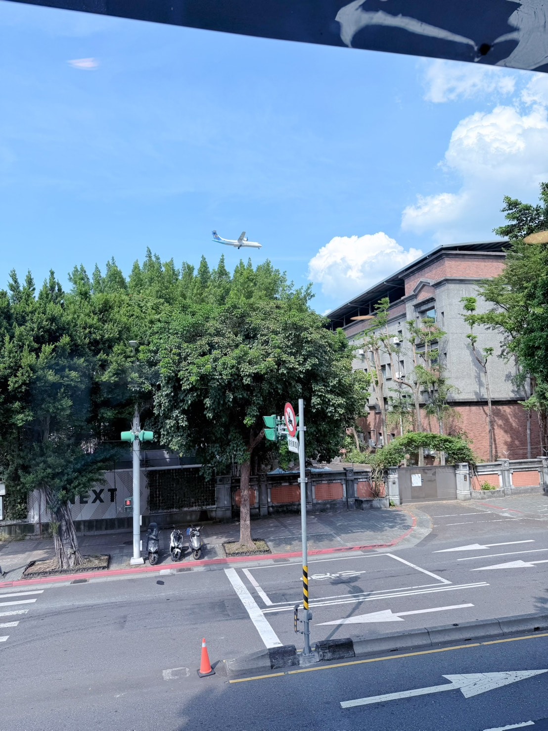 台北中山區 圓山花博周邊美食 創辦人堅持一生的魯肉飯 邊用餐還能欣賞飛機 ｜丸林魯肉飯