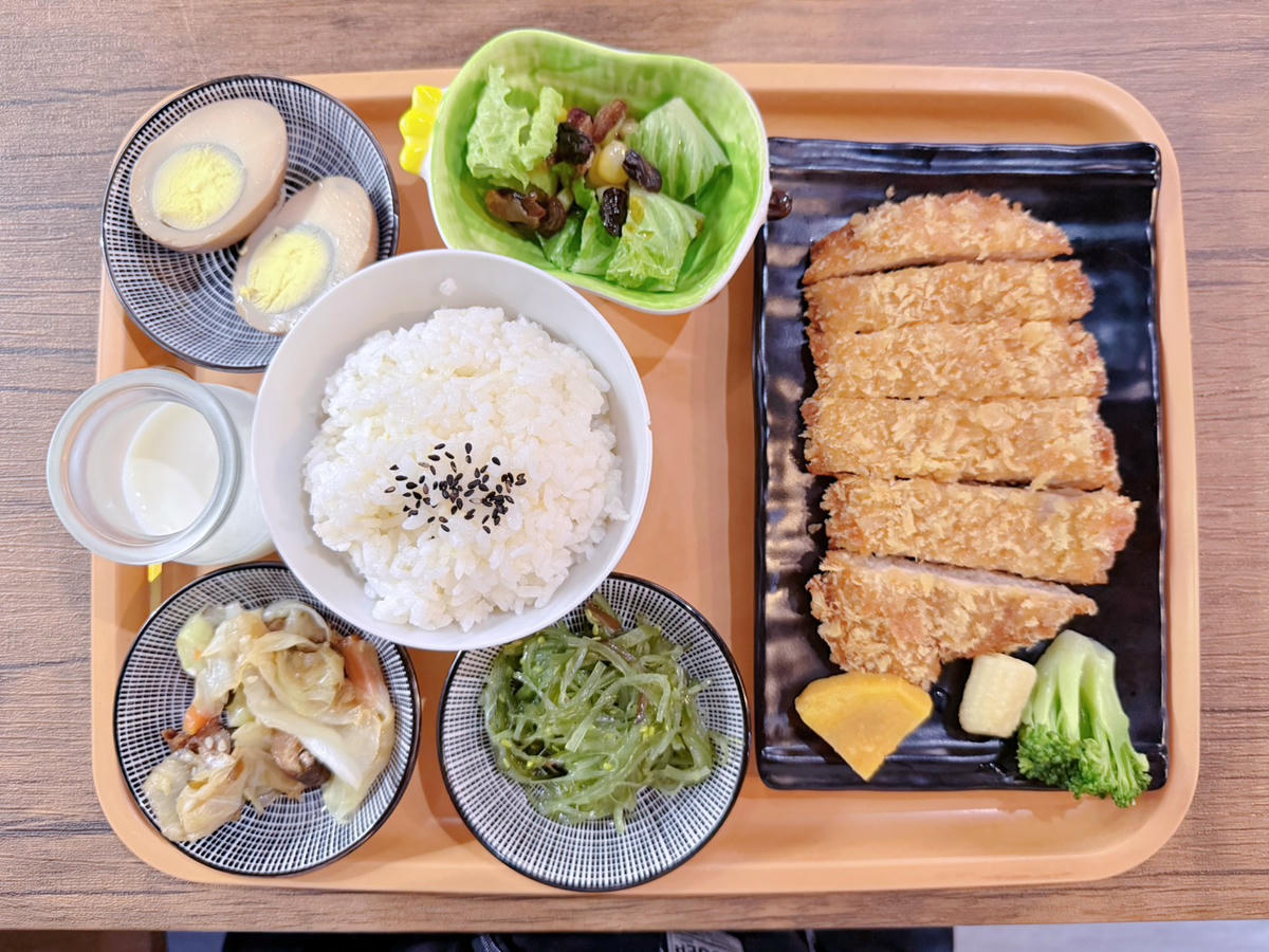 台中西區 超特別親子餐廳！能近距離接觸狐獴、巨蜥、蟒蛇的療癒系特寵餐廳｜胖鬣蜥城市特寵餐廳
