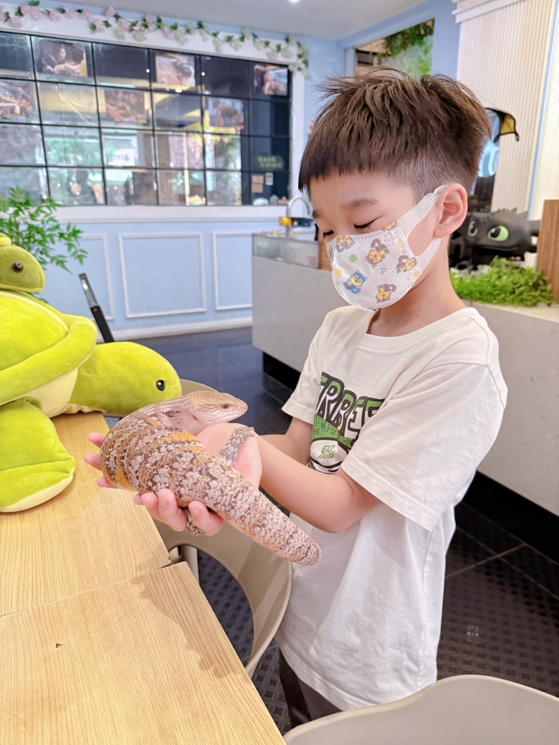 台中西區 超特別親子餐廳！能近距離接觸狐獴、巨蜥、蟒蛇的療癒系特寵餐廳｜胖鬣蜥城市特寵餐廳