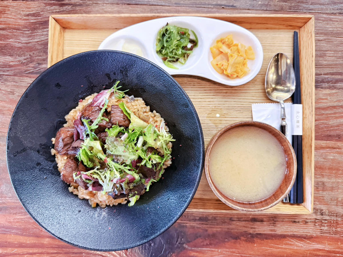 台北 信義區美食 永心鳳茶微風信義店｜復古時髦新台菜餐廳，炊飯、湯麵、台灣茶一次滿足！(內部修整)