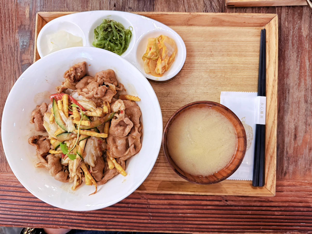 台北 信義區美食 永心鳳茶微風信義店｜復古時髦新台菜餐廳，炊飯、湯麵、台灣茶一次滿足！(內部修整)