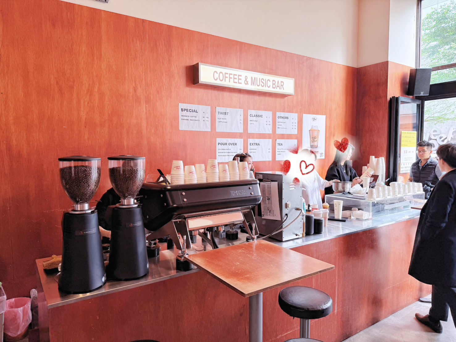 台北 信義區美食 Fake Sober Coffee & Bar｜白天咖啡廳晚上酒吧 爆紅鹽可頌下午茶推薦