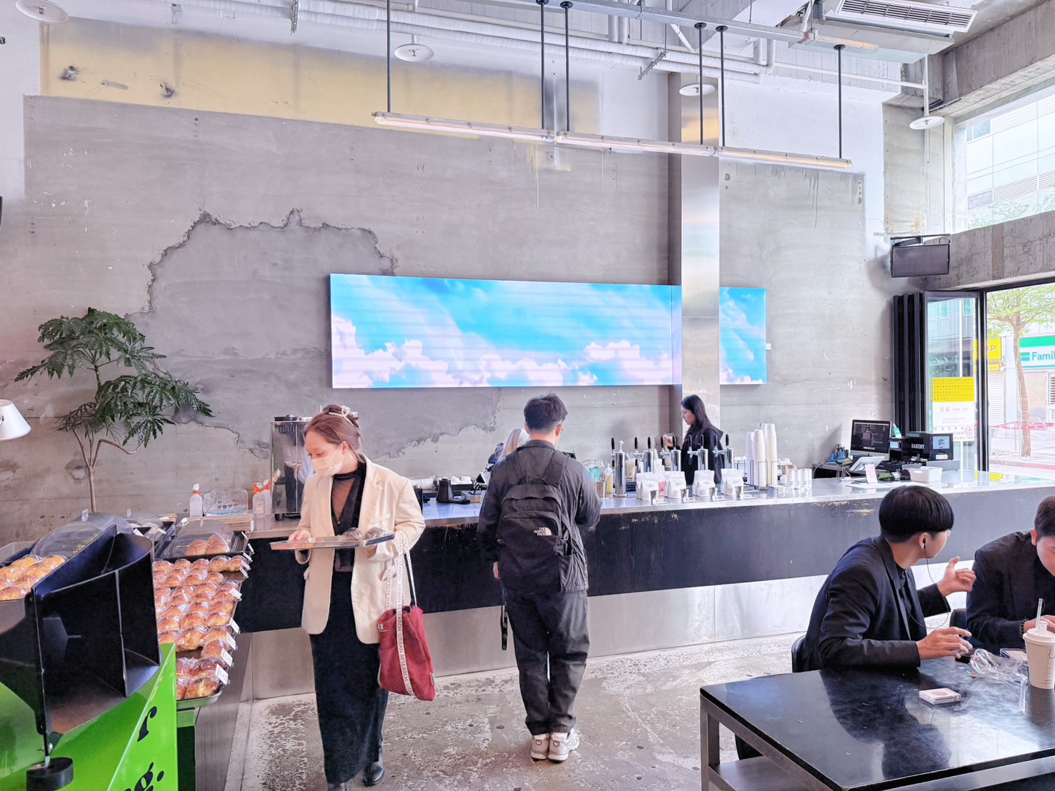 台北 信義區美食 Fake Sober Coffee & Bar｜白天咖啡廳晚上酒吧 爆紅鹽可頌下午茶推薦