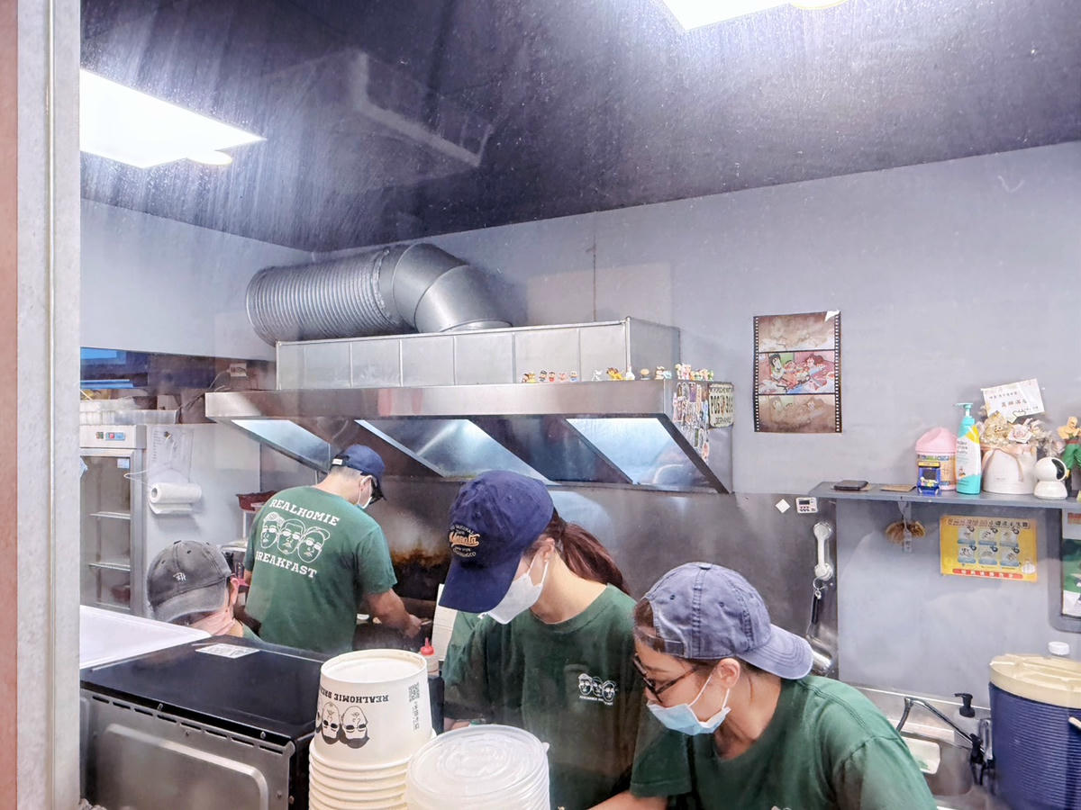 台北 文山 早午餐推薦|男子漢早餐店 REAL HOMIE BREAKFAST 景興店 排隊人氣早餐店開箱!招牌漢堡、厚切豬排、鐵板麵一次滿足 - 第7張圖 台北 文山 早午餐推薦|男子漢早餐店 REAL HOMIE BREAKFAST 景興店 排隊人氣早餐店開箱!招牌漢堡、厚切豬排、鐵板麵一次滿足