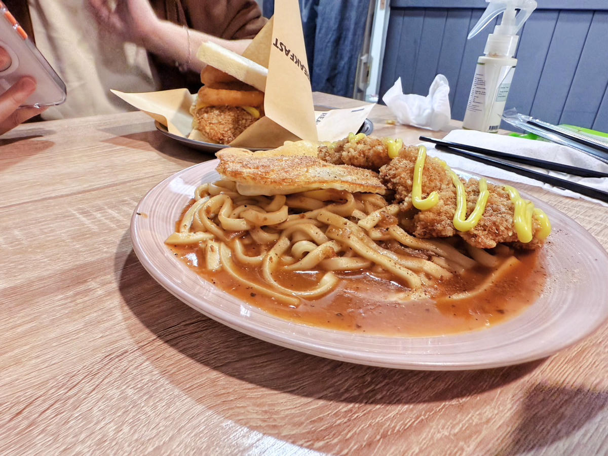 台北 文山 早午餐推薦｜男子漢早餐店 REAL HOMIE BREAKFAST 景興店 排隊人氣早餐店開箱！招牌漢堡、厚切豬排、鐵板麵一次滿足